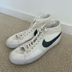NIKE SB BLZR Court Mid Shoes